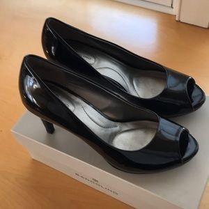 Black patent open toe shoe